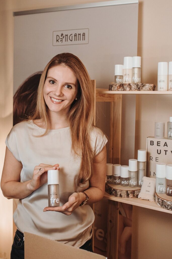 Lea, partner independiente de RINGANA, con la crema hidratante con color en la mano