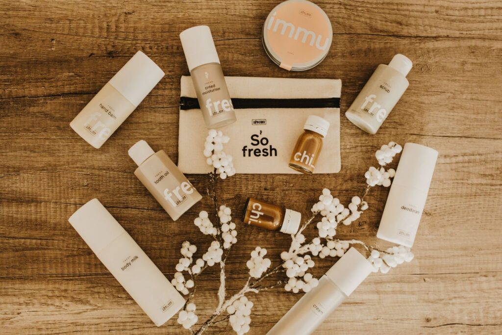 Productos RINGANA para regalar con neceser So fresh, Chi y CAPS immu sobre madera