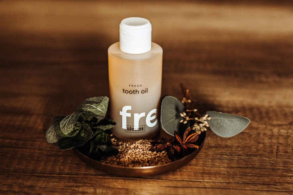 Frasco de aceite dental RINGANA sobre madera