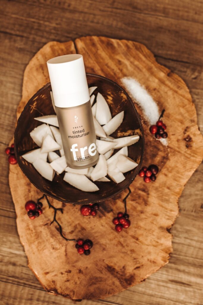 Crema hidratante con color RINGANA (tinted moisturizer) con coco